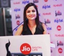emcee-shilpa-nainani-hosting-jio-filmfare